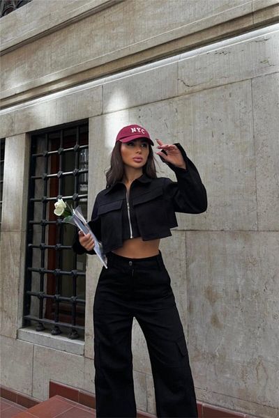 leyla sanat sanata yeni bir bakış açısı Leyla Art a New Perspective on Art Gabardine Crop Jacket-Cargo Pants Suit - Black