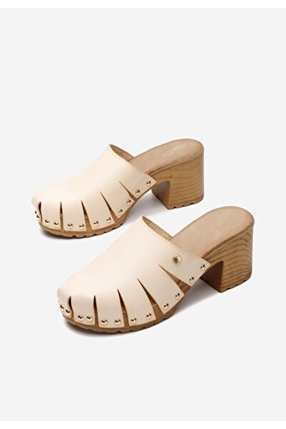 B T Shoes Women's Vaida platform clogs in beige