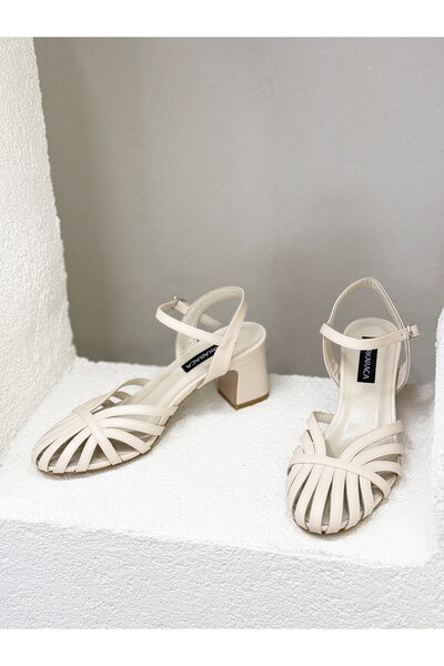 NUR KARACA 25Y8444 KAFESLİ YARIM AÇIK 7CM KALIN TOPUKLU AYAKKABI KADIN