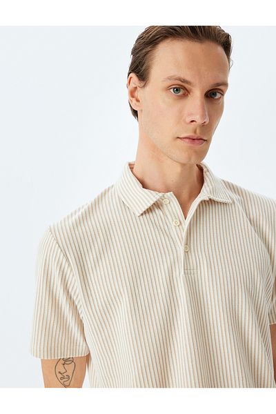 Koton Kurzärmliges, gestreiftes T-Shirt mit Polokragen aus Baumwollmischung mit normaler Passform
