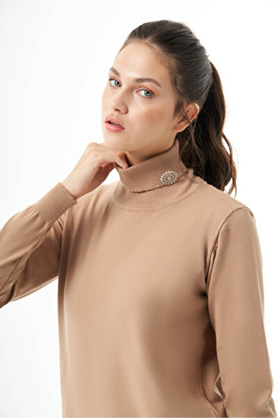 Mizalle Broş Detaylı Balıkçı Camel Triko Tunik
