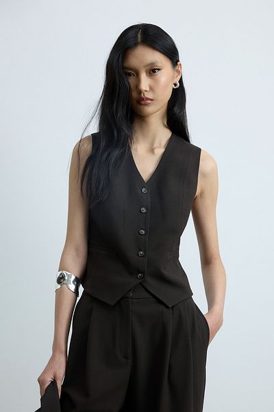 Suud Collection سترة جانيت ذات الأزرار باللون البني المر