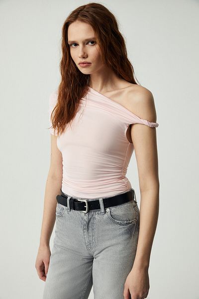GRIMELANGE BURENTY Damen-Bluse mit asymmetrischem Ausschnitt, schmaler kurzer Ärmel, rosa