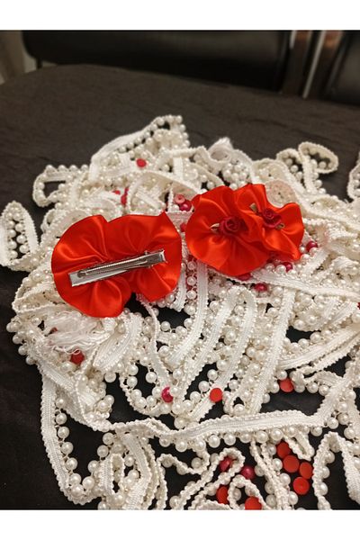 Lissa Aksesuar Rose detailed buckle model on red ribbon