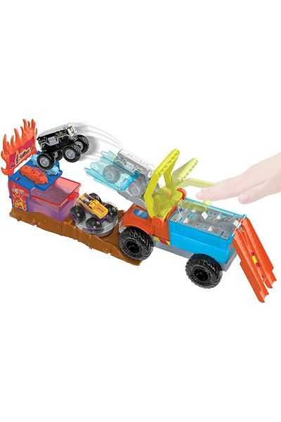 HOT WHEELS Monster Trucks Arena Smashers: 5 Alarm's Color Shifter Water Blast Smash Playset HPN73