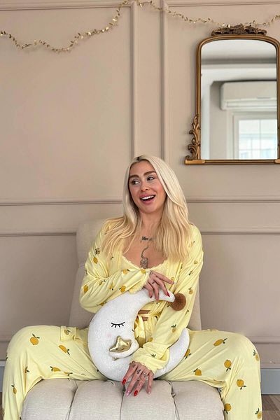 Pijamaevi Gelbes Marlenka-Pyjama-Set mit Citrus-Charm-Muster und Morgenmantel