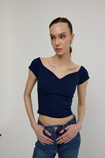 TUBİA Γυναικείο κοντομάνικο μπλουζάκι Navy Blue Heart με λαιμόκοψη