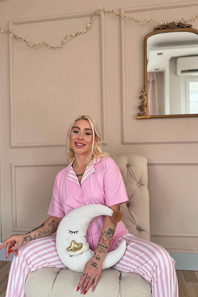 Pijamaevi Kurzärmliges Pyjama-Set aus bambusfarbenem, vorne geknöpftem, puderrosa Linienmuster