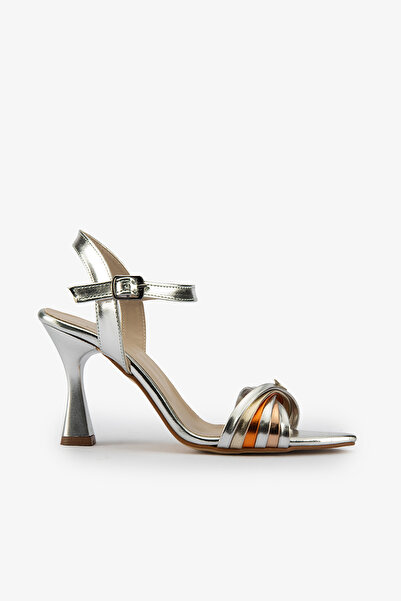 SAYL حذاء بكعب نسائي بحزام كاحل معدني فضي ومقدمة مدببة