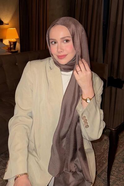 carell Feyza Hakyemez'in Tercihi Şantuk Çift Taraflı İpekli Şal Soft Kahve