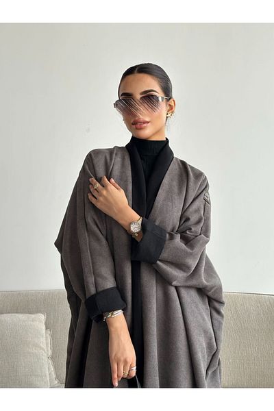 outline Luxurious double-faced winter abaya in black and gray