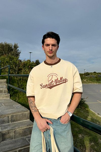 Flaw Wear تي شيرت Sunset Valley مطبوع باللون البيج مقاس كبير