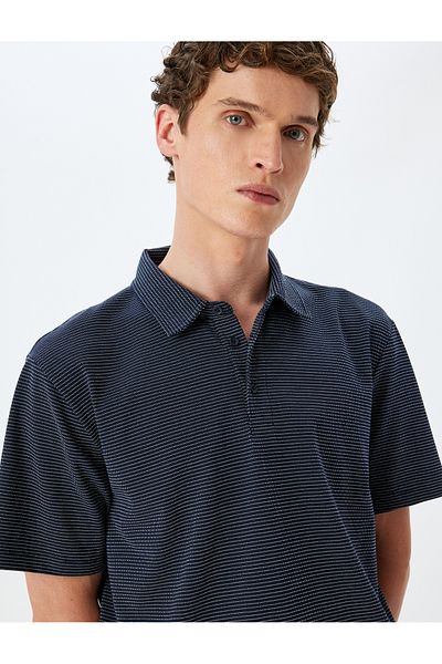 Koton Kurzärmliges, regulär geschnittenes, gestreiftes T-Shirt mit Polokragen aus Baumwollmischung mit Herzmuster