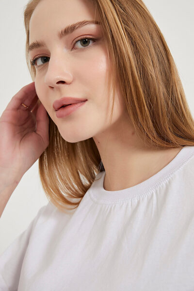 Arma Life Γυναικείο κοντομάνικο λευκό μπλουζάκι με λεπτομέρεια βασικής ραφής στον ώμο