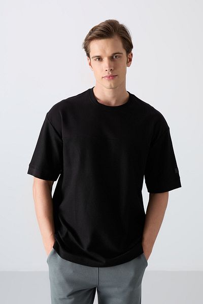 TOMMY LIFE Μαύρο ανδρικό μπλουζάκι Oversize με υφή χοντρή επιφάνεια - 88340