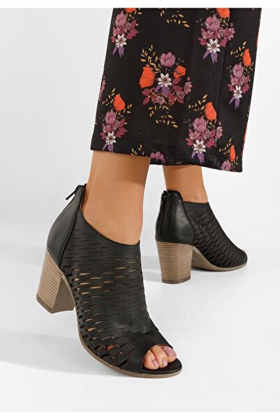 B T Shoes Μαύρα σανδάλια Ζαράτα με χοντρό τακούνι