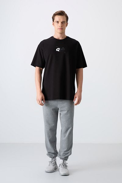TOMMY LIFE Μαύρο βαμβακερό ανδρικό μπλουζάκι με μαλακή υφή και με στάμπα σε μεγάλο μέγεθος - 88350