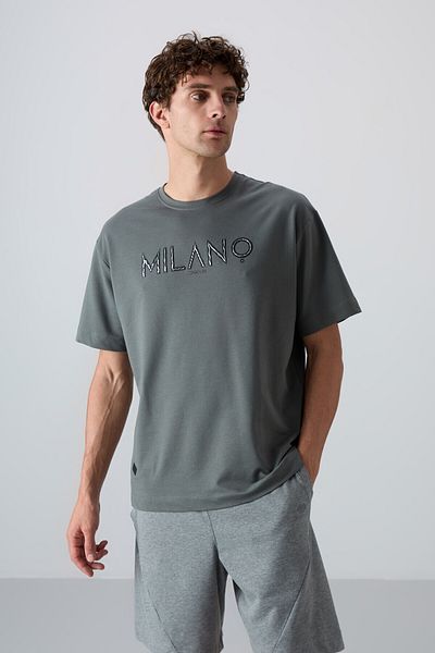 TOMMY LIFE Ανδρικό μπλουζάκι από χακί βαμβακερό χοντρό μαλακό ανάγλυφο με στάμπα μεγάλου μεγέθους - 88345