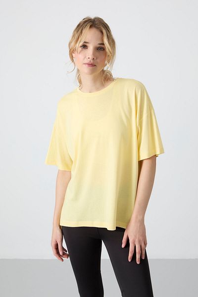 TOMMY LIFE Жълта овърсайз дамска тениска с меки бутони - 97285