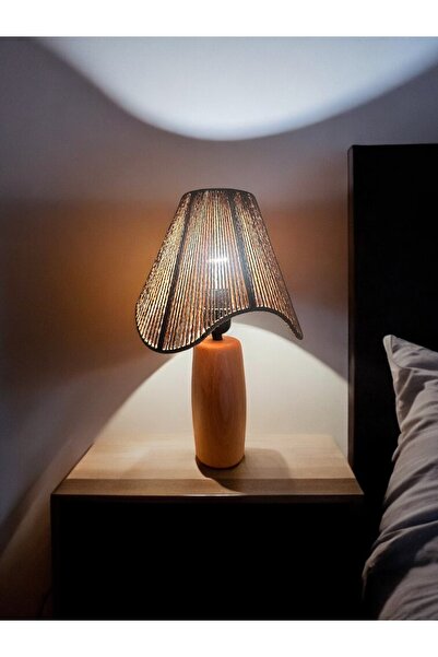 KorFam HASIR EL YAPIMI BOHEM ASİMETRİK ŞEKİLLİ AHŞAP AYAKLI RUSTİK ABAJUR