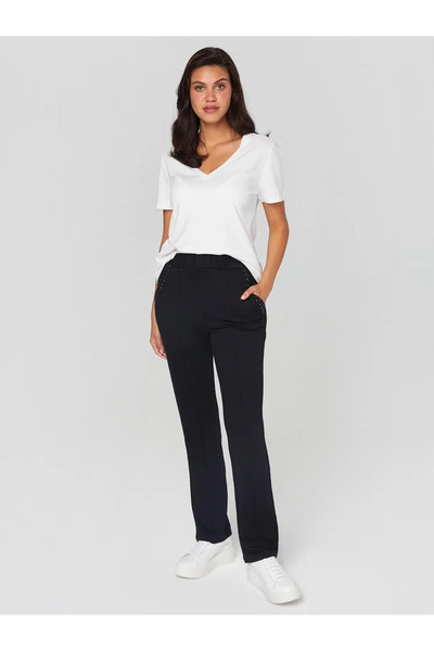 Faik Sönmez Мінімалістична жіноча футболка з V-подібним вирізом і короткими р...