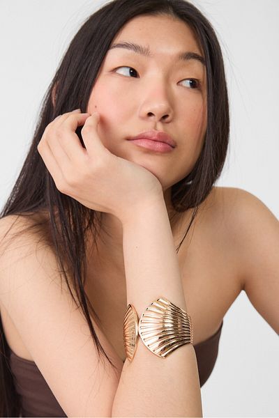 Stradivarius Seashell cuff