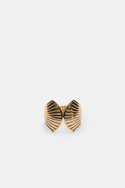 Stradivarius Seashell cuff