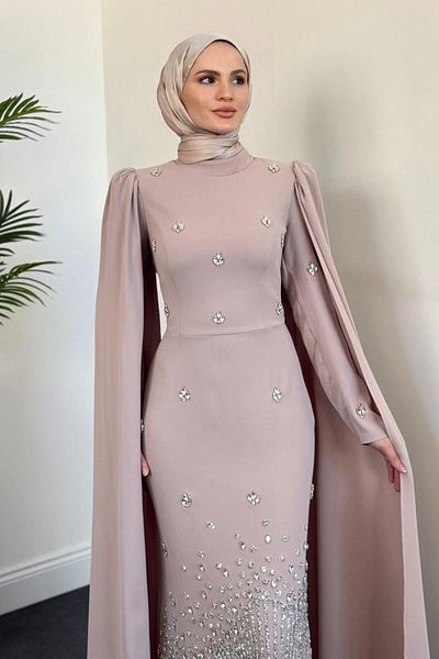 MERVEN AKYÜZ Βραδινό φόρεμα Farah Sleeves με μπεζ μανδύα