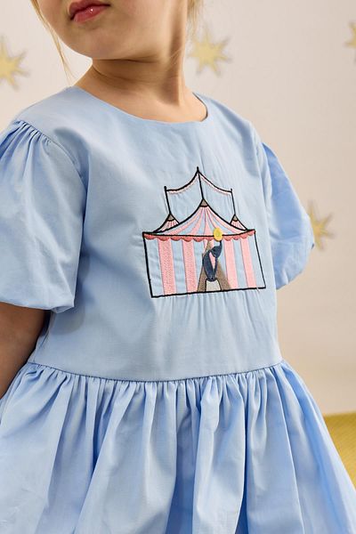 Fahhar Kids Rochie cu balon cu detalii albastre, susținută de broderie