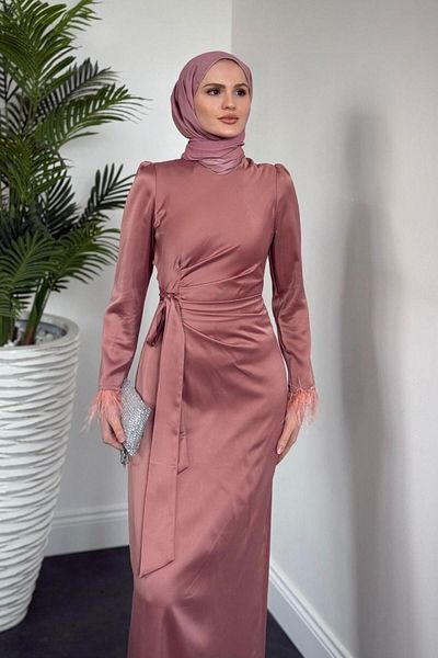 MERVEN AKYÜZ Βραδινό φόρεμα Diela Feather Details με μακριά μανίκια με Dusty Rose
