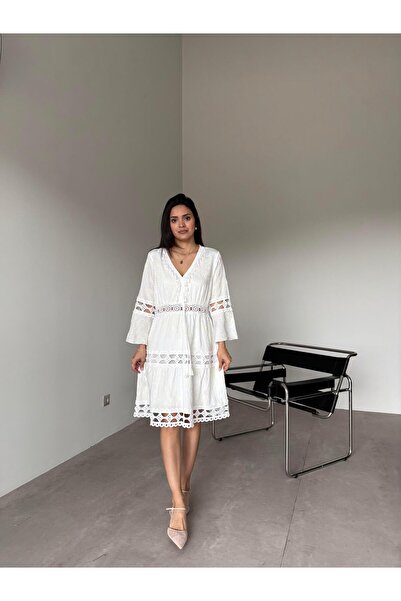 Bade Butik فستان إكرو بياقة V وتفاصيل روزيليا