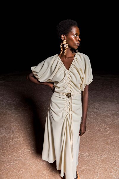 KAMEYA Yakası Büzgülü Kemerli Krem Elbise