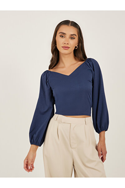 Styli بلوزة قصيرة سادة بأكمام مطوية ورقبة على شكل حرف V