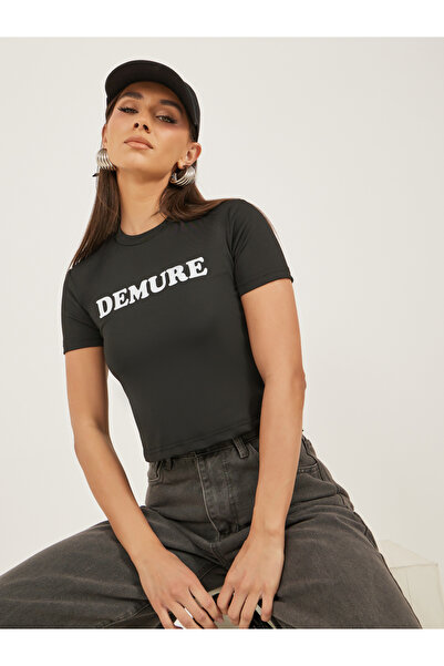 Styli تي شيرت قصير بياقة دائرية وطبعة شعار