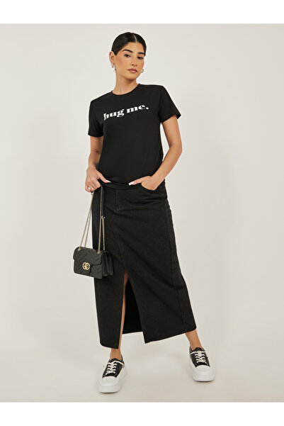 Styli تي شيرت بقصّة عادية ورقبة مستديرة وطبعة شعار "عانقني"