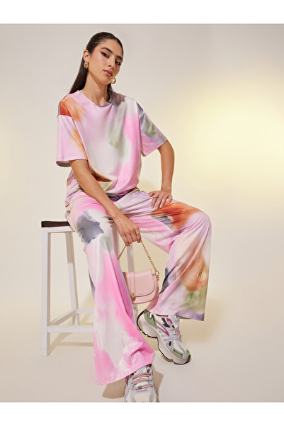 Take Two By Styli طقم تي شيرت وبنطلون منسدل الكتفين بطباعة ربطة وصباغة