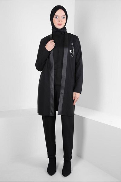 Alvina Costum cu pantaloni cu broșă 44251
