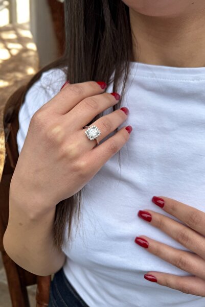 Utku Kuyumculuk 18 AYAR 1,83 CT MOSANİTE TAŞLI 0,36 CT PIRLANTA TAŞLI YÜZÜK