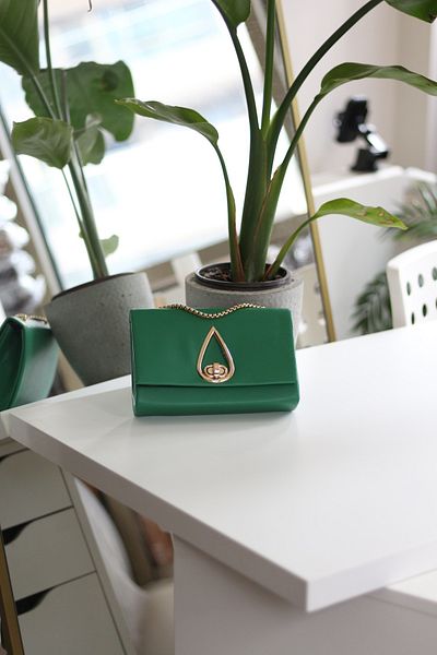 Moom Bag Γυναικεία τσάντα ώμου σε σκούρο πράσινο χρώμα με αξεσουάρ