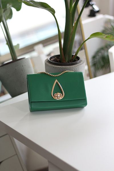 Moom Bag Γυναικεία τσάντα ώμου σε σκούρο πράσινο χρώμα με αξεσουάρ