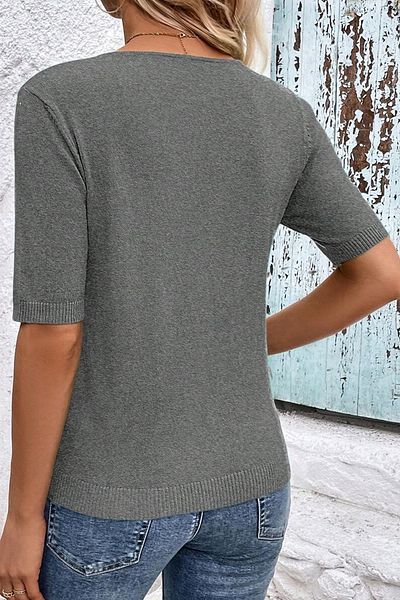 AQE FASHION Πλεκτό γκρι μπλούζα με ελαστικό κοντομάνικο λαιμόκοψη V