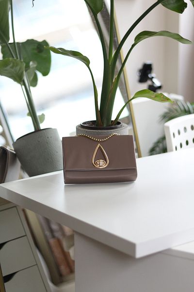 Moom Bag Γυναικεία τσάντα ώμου Mink με αξεσουάρ σταγόνας