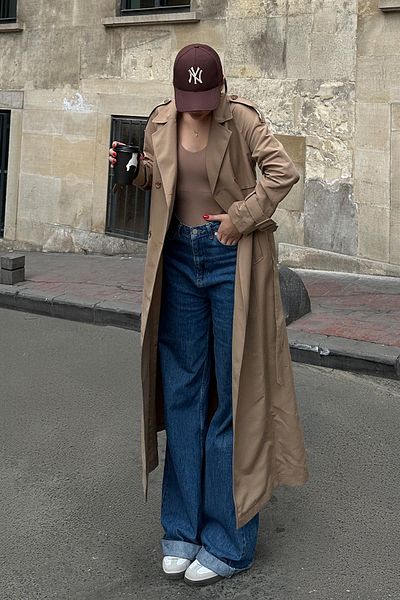 Olcay Langer, ungefütterter Trenchcoat mit Raglanärmeln und Cape-Detail KAMEL 6701