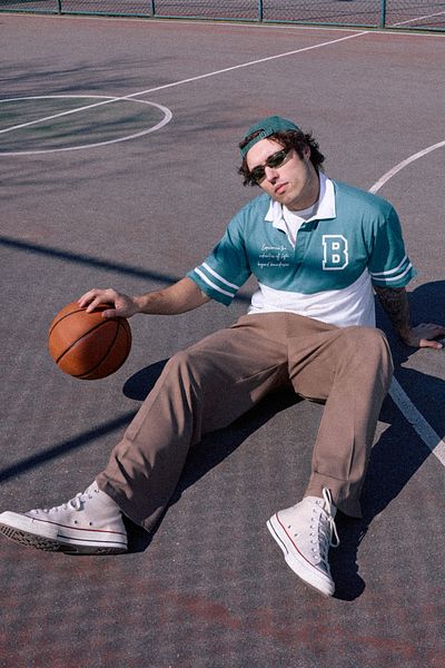 Trendyol Collection Grünes, übergroßes/breit geschnittenes, farbblockierendes Brooklyn-T-Shirt mit Polokragen TMNSS25PO00029