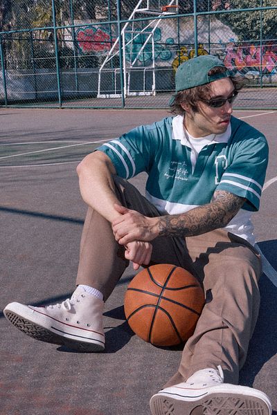 Trendyol Collection Grünes, übergroßes/breit geschnittenes, farbblockierendes Brooklyn-T-Shirt mit Polokragen TMNSS25PO00029