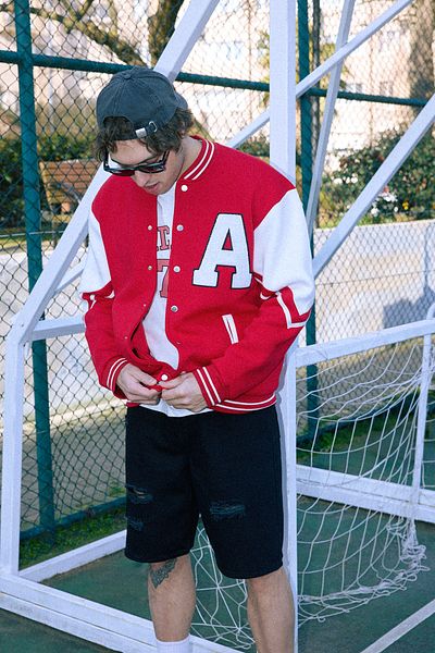 Trendyol Collection Weit geschnittene rote Bomberjacke mit Farbblock – TMNSS25SW00006
