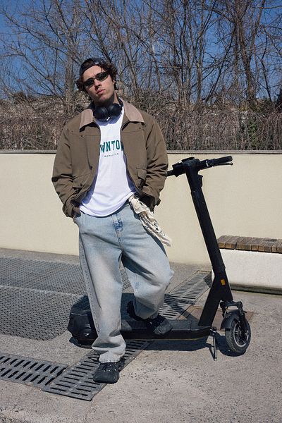 Trendyol Collection Μπλουζάκι Ecru Oversize/Wide Cut Downtown με στάμπα V-λαιμόκοψη TMNSS25TS00123