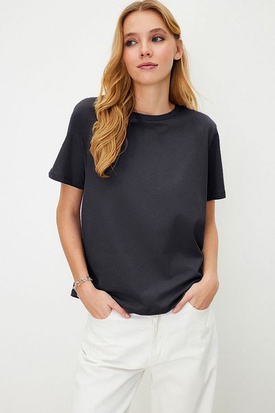 Trendyol Collection Basic Crew nyakú kötött póló - antracit, 100% pamut - TWOSS23TS00000
