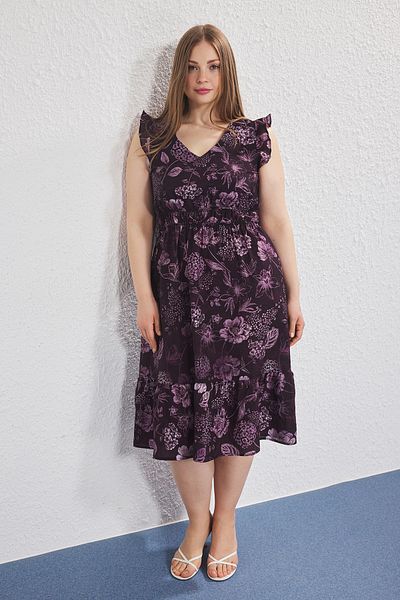 Trendyol Curve Lila Midi-Blumenärmelloses Nationalkleid in Übergröße TBBSS25AH00213