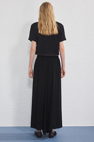 Trendyol Collection Černé elastické pasové měkké pohodlné látkové široké nohavice Extra široké tkané kalhoty TWOSS25PL00103